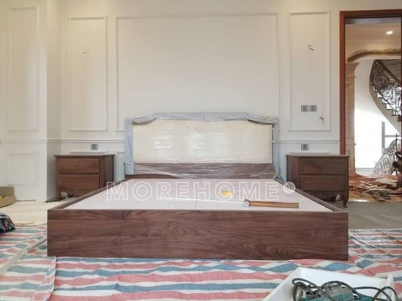 Lắp đặt hoàn thiện bộ giường ngủ gỗ óc chó cao cấp cho không gian biệt thự. 